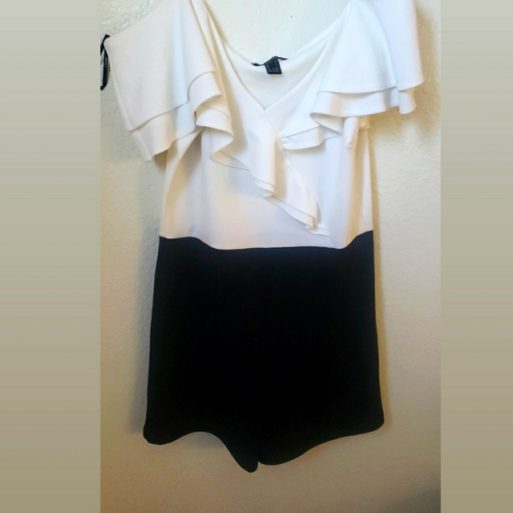 [NEW] Forever 21 white and black short jumpsuit